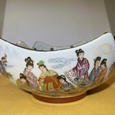 Vintage Asian Heavy Porcelain Geisha Figural Bowl with Scalloped Rim 9" Wide x 4" Tall in VG Preowned Condition.
