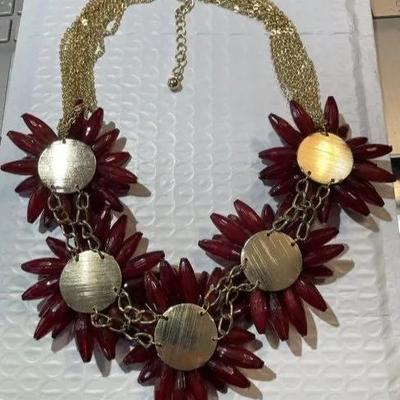 The Pocketful of Posies Red Statement Fashion Necklace 18", plus a 3" Extender. (Preowned)