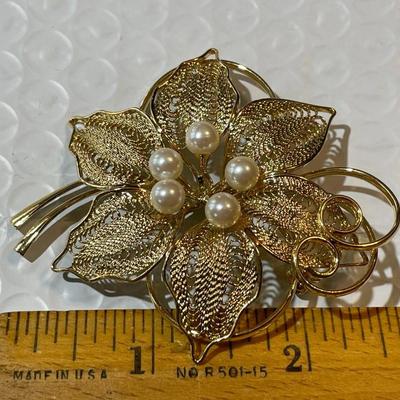 Vintage Filigreed Gold-tone Cultured Pearl Fashion Pin/Brooch in VG Preowned Condition as Pictured.