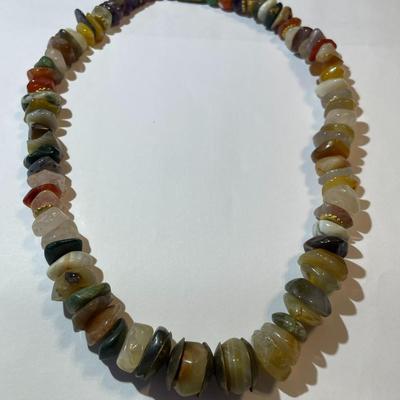 Vintage 16" Agate/Quartz Bright Color Chip Bead Choker Necklace in Good Preowned Condition.