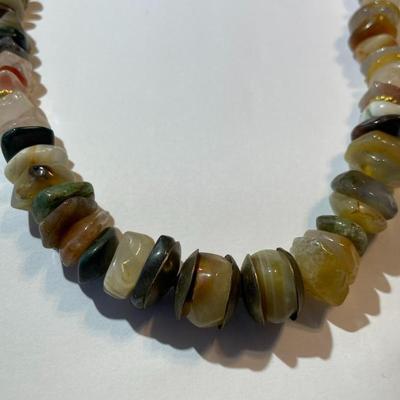 Vintage 16" Agate/Quartz Bright Color Chip Bead Choker Necklace in Good Preowned Condition.