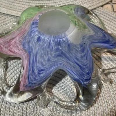 Vintage Decorative 9" x 6.5" Art Glass Bowl in VG Preowned Condition Nicely Made.