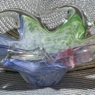Vintage Decorative 9" x 6.5" Art Glass Bowl in VG Preowned Condition Nicely Made.