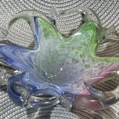Vintage Decorative 9" x 6.5" Art Glass Bowl in VG Preowned Condition Nicely Made.