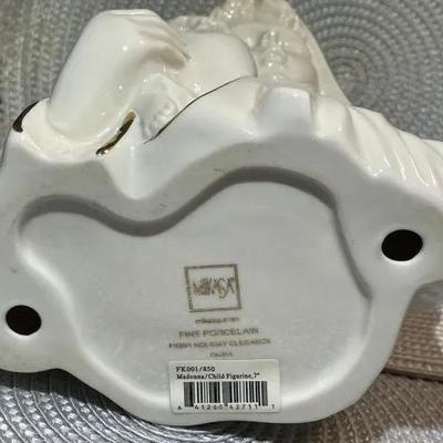 Mikasa Porcelain Madonna and Child Figurine #FK001-950 7" Tall in Good Preowned Condition.