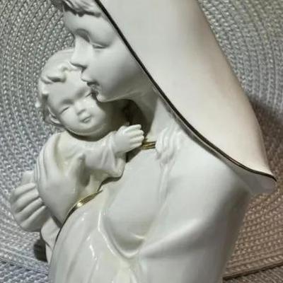 Mikasa Porcelain Madonna and Child Figurine #FK001-950 7" Tall in Good Preowned Condition.
