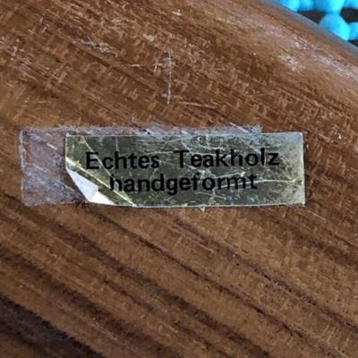 Vintage Echtes Teakholz Handgeformt Hand Painted Wooden Plaque 10" Diameter from an Estate.