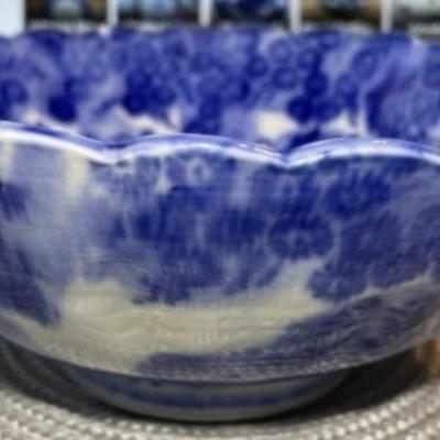 Vintage Asian Style Flow Blue Porcelain Bowl 7" Diameter in VG Preowned Condition.