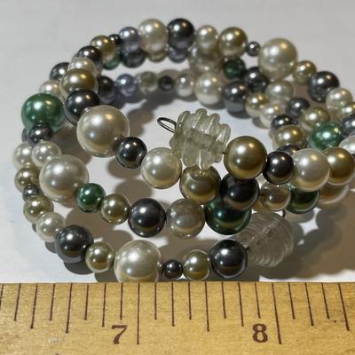 Vintage Faux Pearl Mixture Slip-on Bangle Bracelet as Pictured in Very Good Preowned Condition.