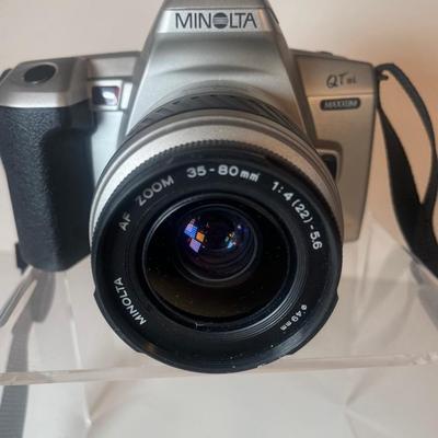 Lot 21 Minolta Maxxum 35mm Digital Camera