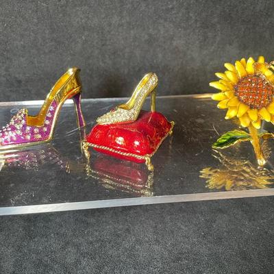 Lot 124 Enameled Metal trinkets