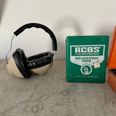 RELOADING EQUIPMENT AND BOOKS, MAGAZINES & GUN CLEANING KIT