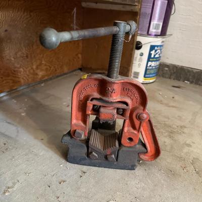 RIDGID PIPE VISE, SLEDGE HAMMER AND C-CLAMP