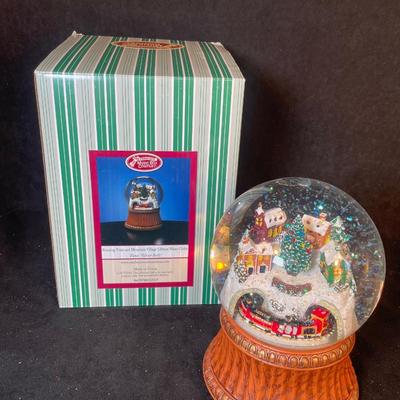 Lot 164. Christmas Snow Globe