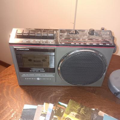 GE AM/FM RADIO CASSETTE, DESK LAMP, BOOK BAG