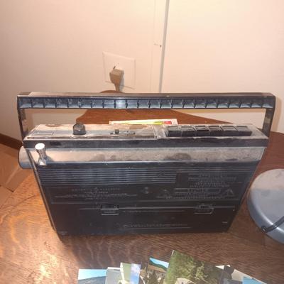 GE AM/FM RADIO CASSETTE, DESK LAMP, BOOK BAG