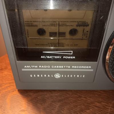 GE AM/FM RADIO CASSETTE, DESK LAMP, BOOK BAG