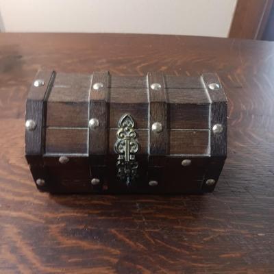 WOODEN CHEST JEWELRY BOX, RONSON LIGHTER, TIE TACKS, LOCKET AND NAIL GROOMING KIT