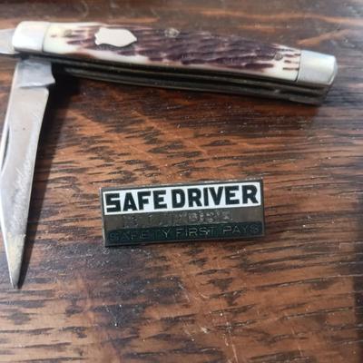 3 POCKET KNIVES, DAV PLATE, TAPE MEASURE AND METAL PIN