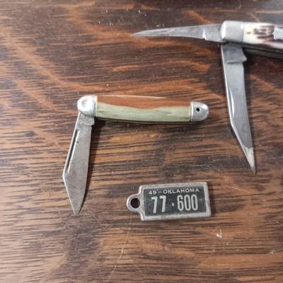 3 POCKET KNIVES, DAV PLATE, TAPE MEASURE AND METAL PIN