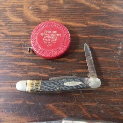 3 POCKET KNIVES, DAV PLATE, TAPE MEASURE AND METAL PIN