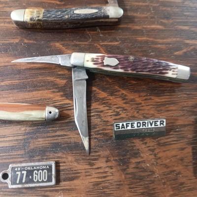 3 POCKET KNIVES, DAV PLATE, TAPE MEASURE AND METAL PIN