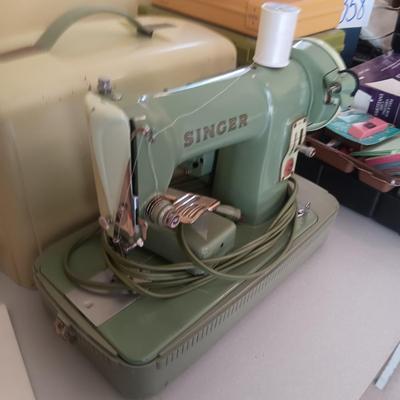 SINGER SEWING MACHINE 185K3 IN CASE AND BUTTONHOLER