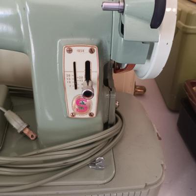 SINGER SEWING MACHINE 185K3 IN CASE AND BUTTONHOLER
