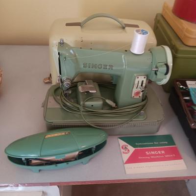 SINGER SEWING MACHINE 185K3 IN CASE AND BUTTONHOLER