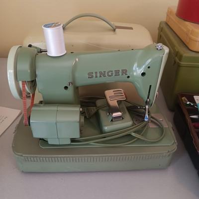 SINGER SEWING MACHINE 185K3 IN CASE AND BUTTONHOLER