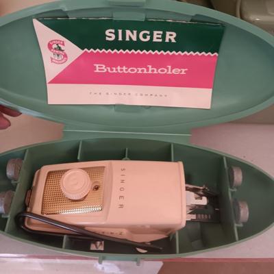 SINGER SEWING MACHINE 185K3 IN CASE AND BUTTONHOLER