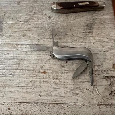 3 POCKET KNIVES AND A LEATHER SHEATH