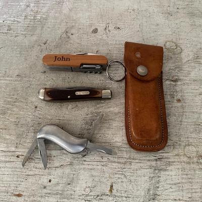 3 POCKET KNIVES AND A LEATHER SHEATH