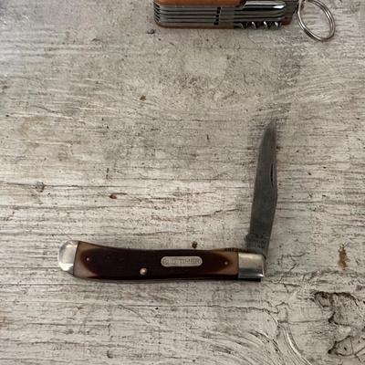 3 POCKET KNIVES AND A LEATHER SHEATH