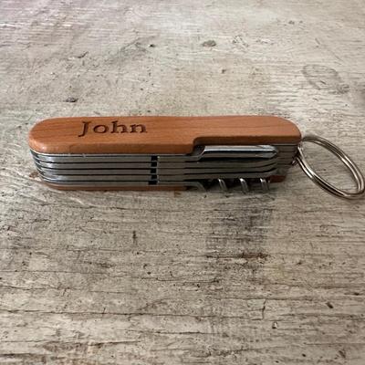 3 POCKET KNIVES AND A LEATHER SHEATH