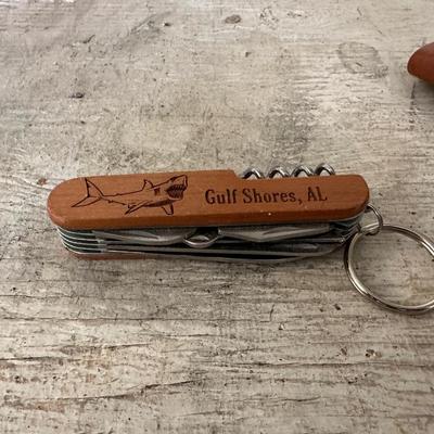 3 POCKET KNIVES AND A LEATHER SHEATH