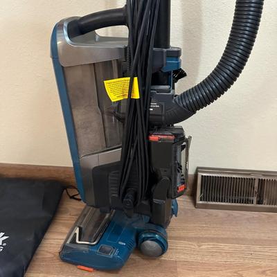 VERY NICE SHARK APEX BAGLESS VACUUM WITH DUO CLEAN