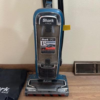 VERY NICE SHARK APEX BAGLESS VACUUM WITH DUO CLEAN