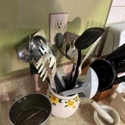 CUTLERY SET IN A BLOCK, KITCHEN UTENSILS, UTAH WOODEN CUTTING BOARD