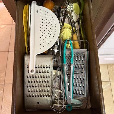 KITCHEN UTENSILS AND FOOD STORAGE BAGS