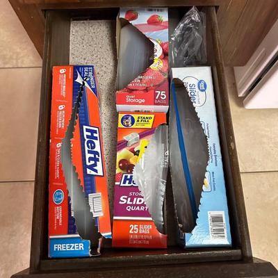 KITCHEN UTENSILS AND FOOD STORAGE BAGS