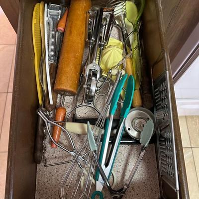 KITCHEN UTENSILS AND FOOD STORAGE BAGS