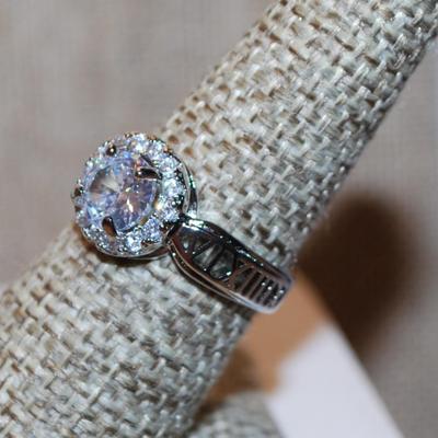 Size 7½ Marked .925 Brilliant 4 Prong Clear Round Main Stone with Circle Full Surrounds on a Silver Band (3.5g)