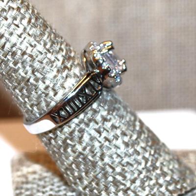 Size 7½ Marked .925 Brilliant 4 Prong Clear Round Main Stone with Circle Full Surrounds on a Silver Band (3.5g)
