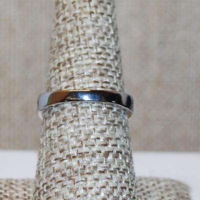 Size 7½ Marked .925 Brilliant 4 Prong Clear Round Main Stone with Circle Full Surrounds on a Silver Band (3.5g)