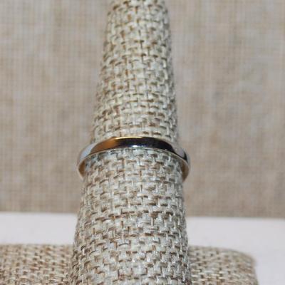 Size 7¼ Marked .925 Rounded 4 Leaf Clove Style Glitter Ring with Main Stone & Circle Surrounds on a Silver Band (5.1g)