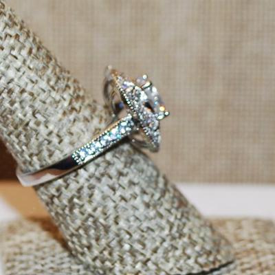 Size 7¼ Marked .925 Rounded 4 Leaf Clove Style Glitter Ring with Main Stone & Circle Surrounds on a Silver Band (5.1g)