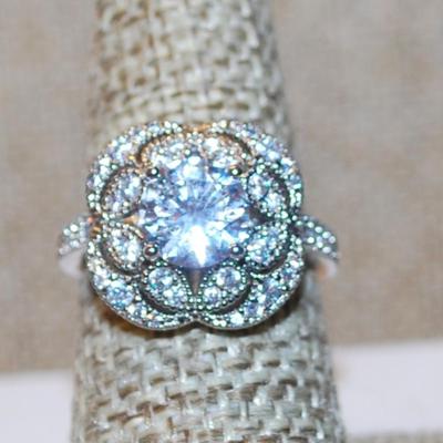 Size 7¼ Marked .925 Rounded 4 Leaf Clove Style Glitter Ring with Main Stone & Circle Surrounds on a Silver Band (5.1g)