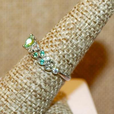 Size 7¼ Marked .925 Transparent Light Green HEART Stone Ring with Green "Leaf" Side Accents on a Silver Tone Band (2.1g)