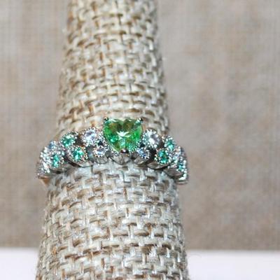 Size 7¼ Marked .925 Transparent Light Green HEART Stone Ring with Green "Leaf" Side Accents on a Silver Tone Band (2.1g)
